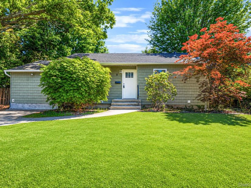 8 Wood Haven Place, East Northport NY 11731
