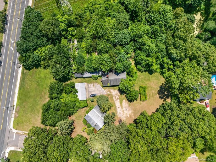 39 Seaman Neck Road 39, Dix Hills NY 11746