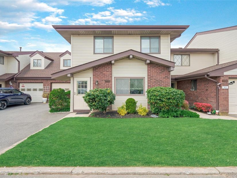 41 Cambridge Drive W, Copiague NY 11726