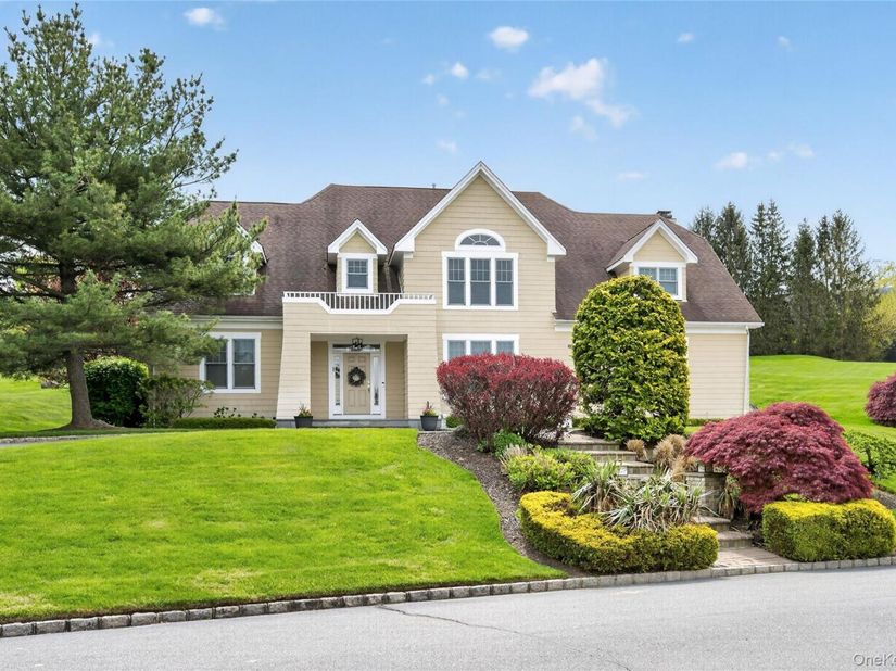 62 Pembroke Drive, Glen Cove NY 11542