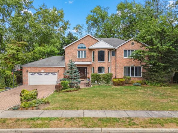 8 Percheron Lane, Roslyn Heights NY 11577