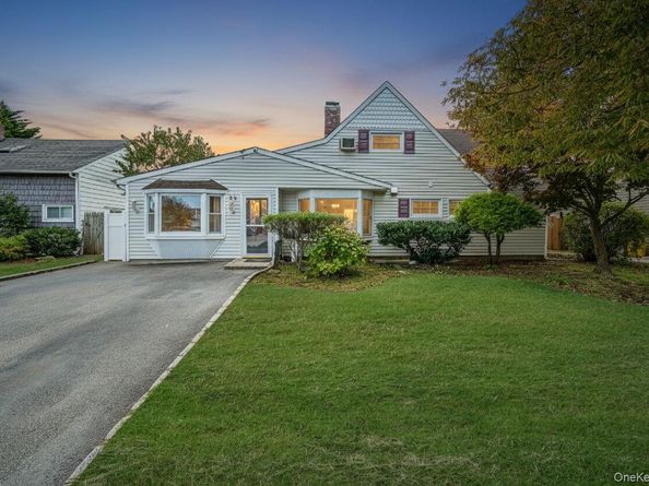 95 Lantern Road, Hicksville NY 11801