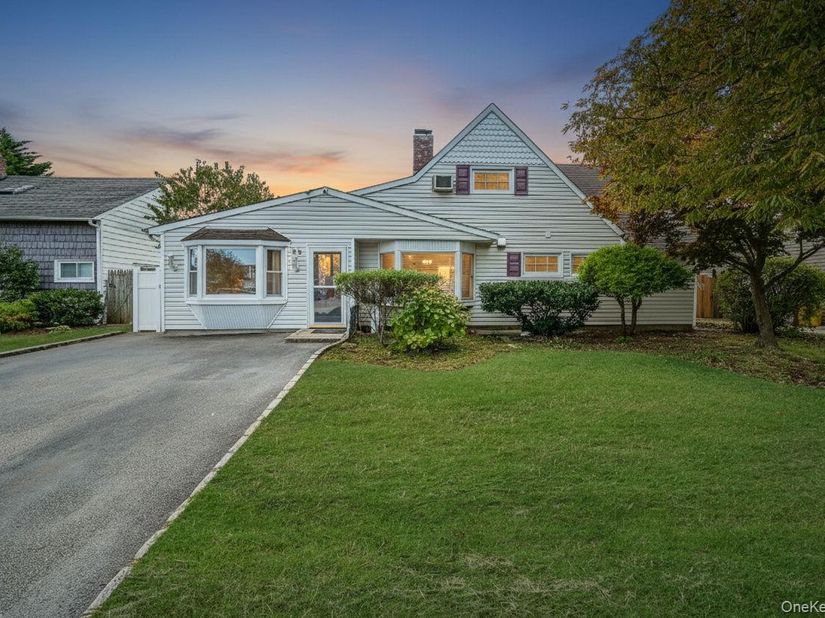 95 Lantern Road, Hicksville NY 11801