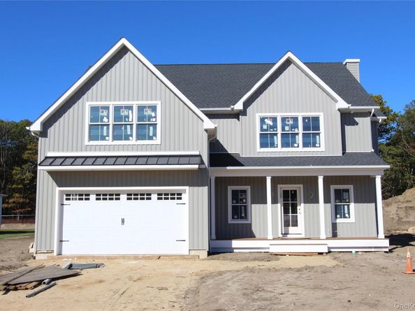 11 Colonels Path, Manorville NY 11949