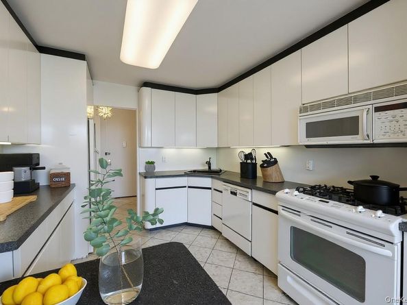 166-25 Powells Cove Boulevard 7E, Beechhurst NY 11357