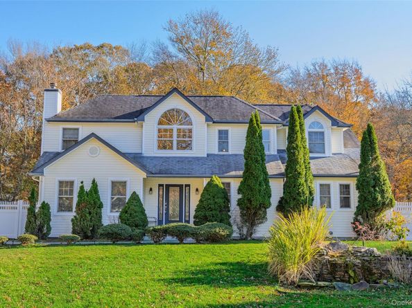 20 Tulip Court, Moriches NY 11955