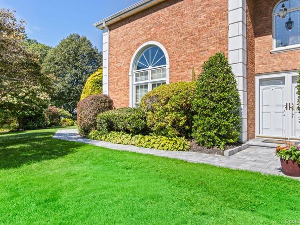 77 The Woods, Commack NY 11725