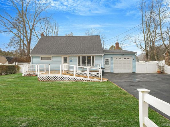 6 Noahs Path, Rocky Point NY 11778