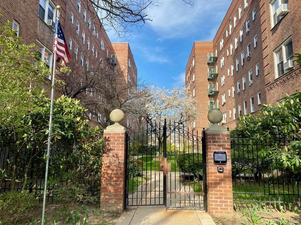 32 Cathedral Avenue 6C, Hempstead NY 11550