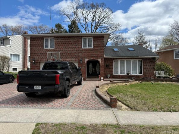 48 Robin Lane, Plainview NY 11803