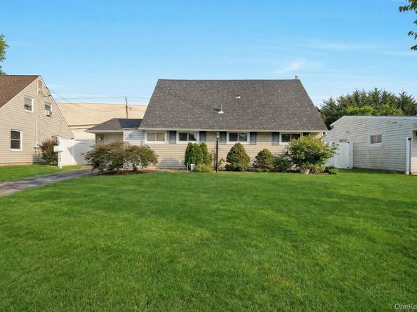 125 Hamlet Road, Levittown NY 11756