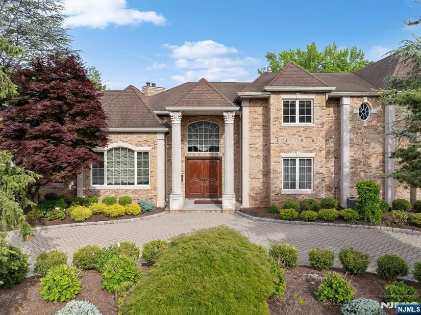 27 Roberts Road, Englewood Cliffs NJ 07632