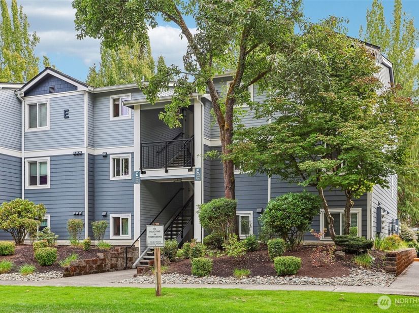 250 NW Dogwood Street E104, Issaquah WA 98027