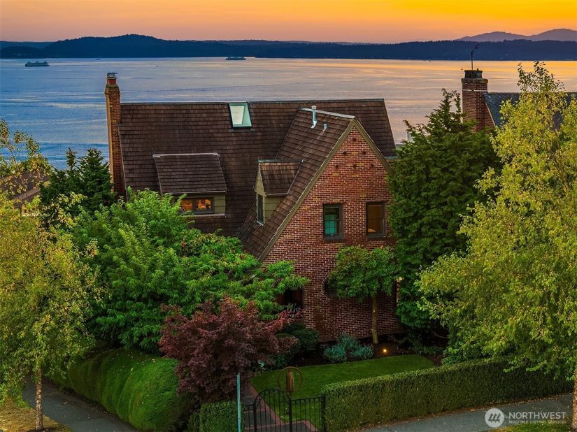 2301 Rosemont Place W, Seattle WA 98199