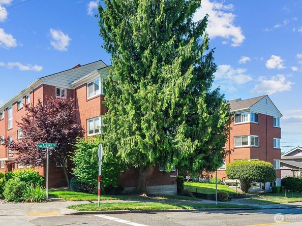 4407 SW Alaska Street 11, Seattle WA 98116