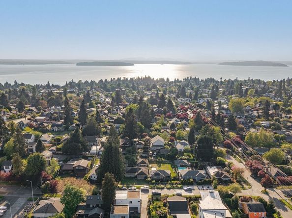 6320 36th Avenue SW, Seattle WA 98126