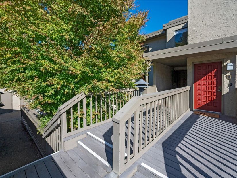 6710 Parkpoint Way NE E402, Seattle WA 98115