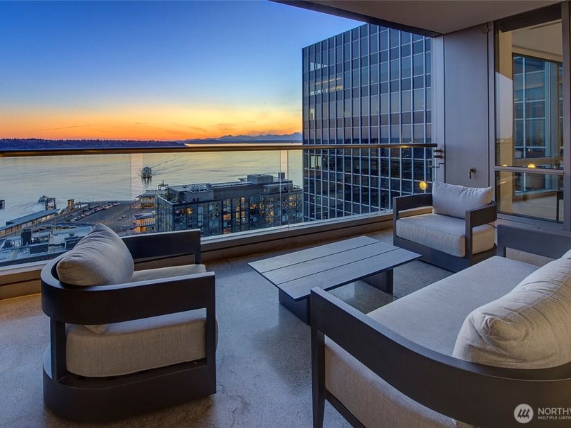 715 2nd Avenue 1702, Seattle WA 98104