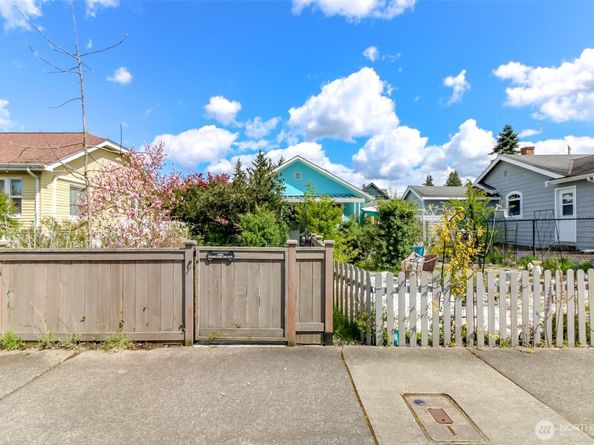 208 F Street SE, Auburn WA 98002