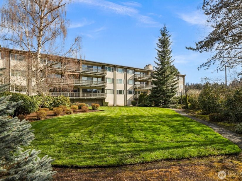 2500 81st Avenue SE 118, Mercer Island WA 98040