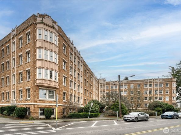 5810 Cowen Place NE 301, Seattle WA 98105