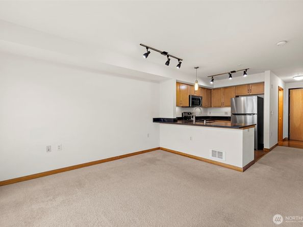 827 Hiawatha Place S 313, Seattle WA 98144