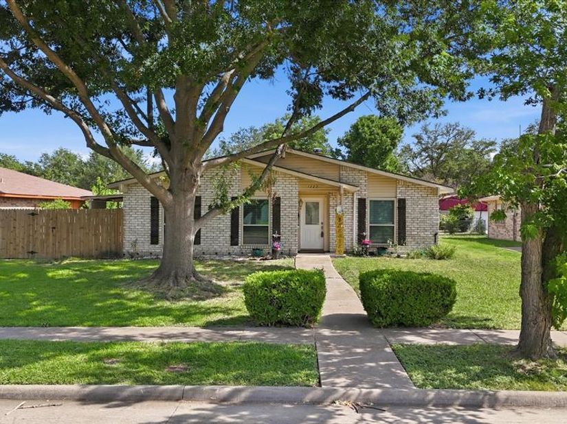 1322  Paris Drive , Garland Texas 75040