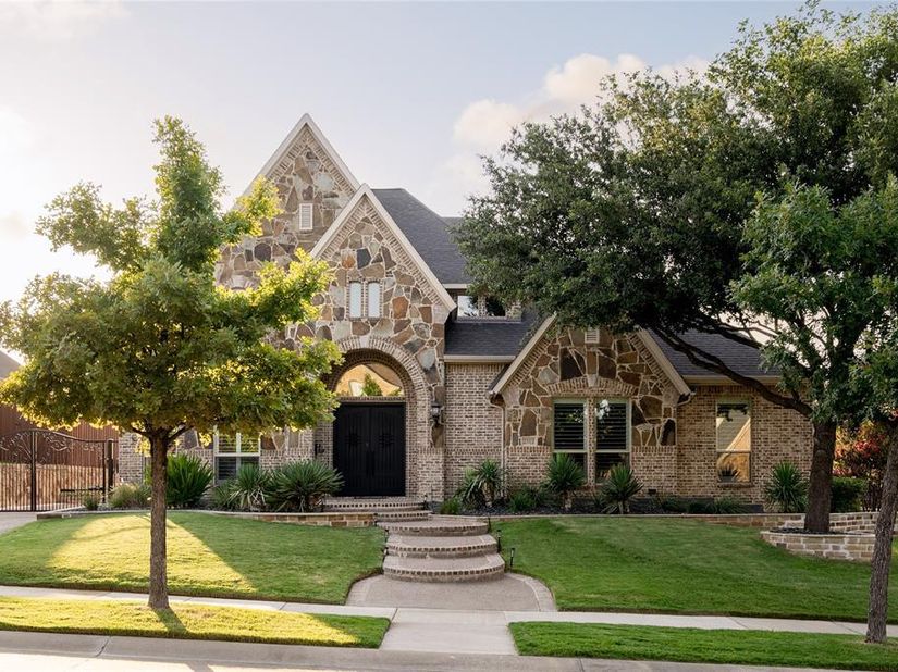 2312  Maidens Castle Drive , Lewisville Texas 75056