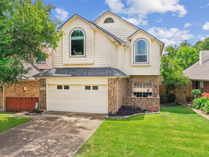 1209  Broken Arrow Trail , Carrollton Texas 75007