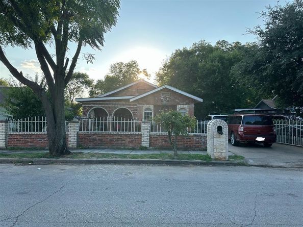 915  Blandin Street , Fort Worth Texas 76111