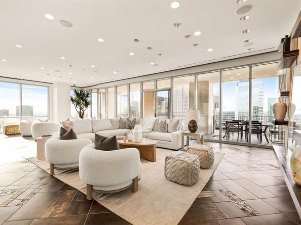 1717  Arts Plaza   2002, Dallas Texas 75201