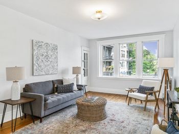 8 Kinross Rd