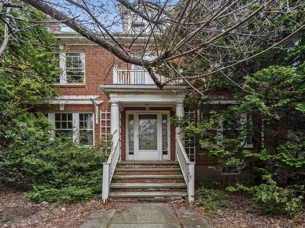 10 Stoneleigh Cir, Watertown MA 02472