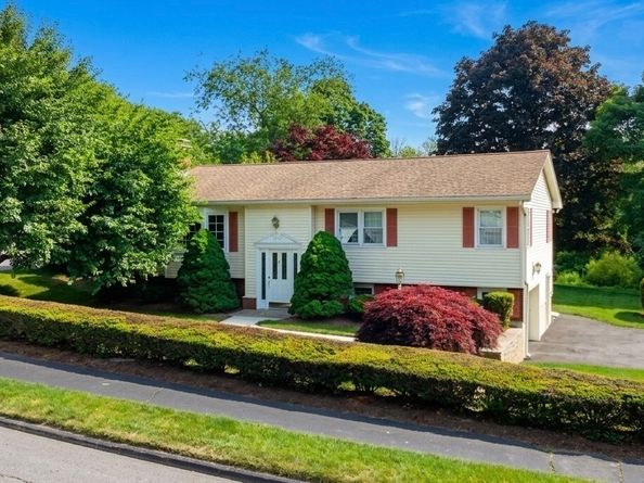 8 Deerfield Rd, Shrewsbury MA 01545