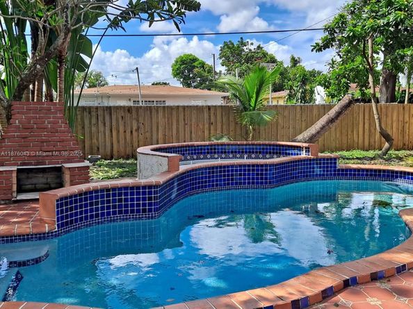 550 NE 174th St, North Miami Beach FL 33162