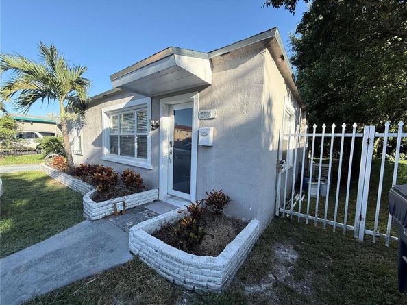 2318 Washington St, Hollywood FL 33020