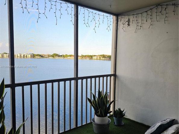 114 Lake Emerald Dr 409, Oakland Park FL 33309