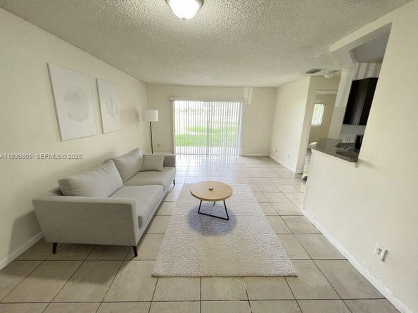 3417 NW 44th St 104, Oakland Park FL 33309