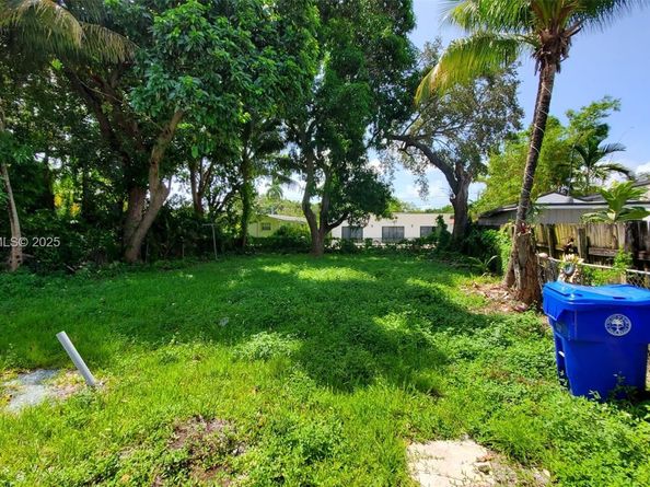 560 NW 53rd St, Miami FL 33127