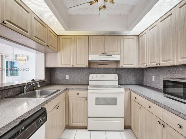 900 SW 128th Ave 103D, Pembroke Pines FL 33027