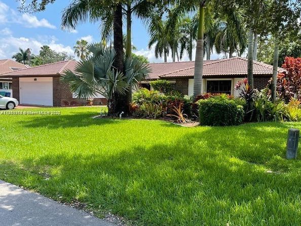 19265 E Saint Andrews Dr, Hialeah FL 33015