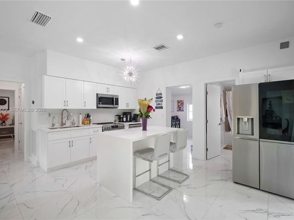 925 NE 4th St, Hallandale Beach FL 33009