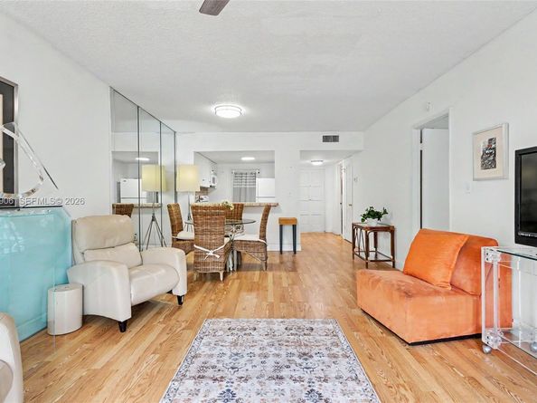 1000 Hillcrest Ct 215, Hollywood FL 33021