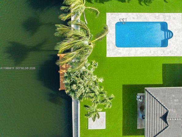 430 Tamarind Dr, Hallandale Beach FL 33009