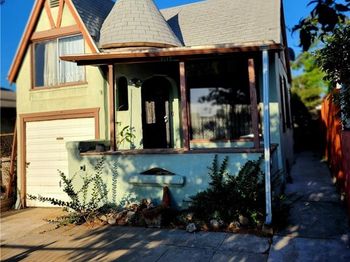 6812 S Van Ness