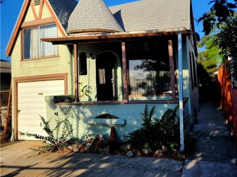 6812 S Van Ness, Los Angeles CA 90047