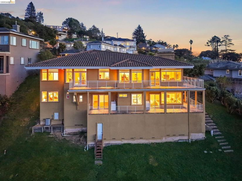 6070 Mazuela Dr, Oakland CA 94611
