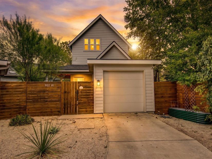 902 Plateau CIR 1, Austin TX 78745