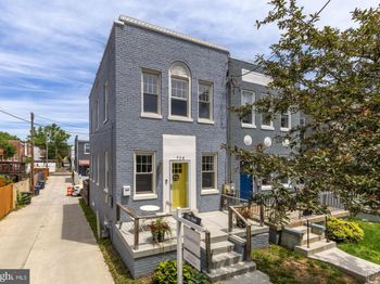 729 Roxboro Place NW