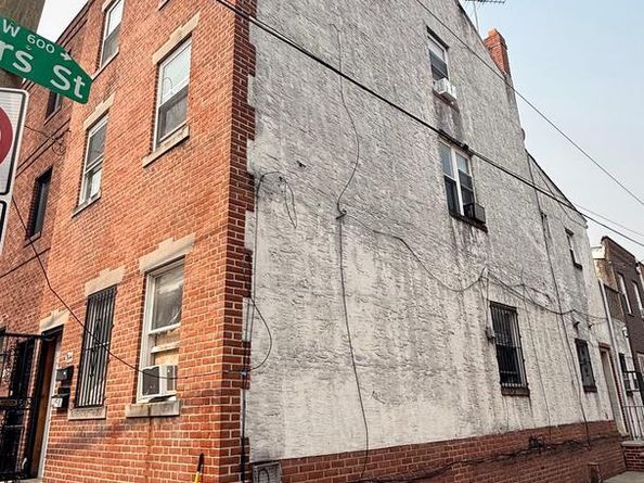 1314 S 6TH, Philadelphia PA 19147